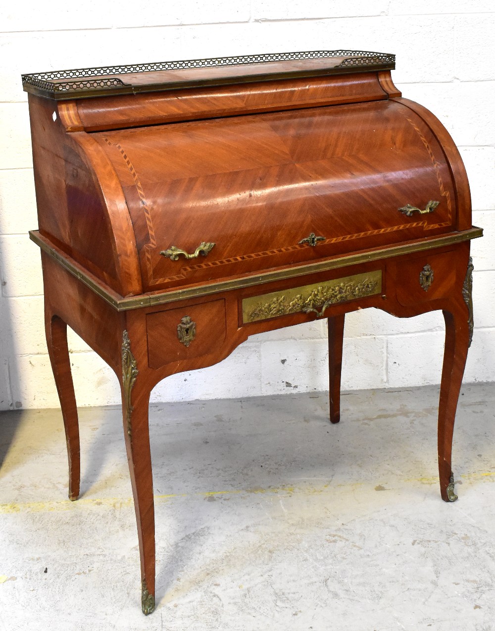 A reproduction mahogany cylinder bureau, - Bild 9 aus 9