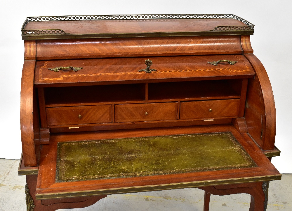 A reproduction mahogany cylinder bureau, - Bild 4 aus 9