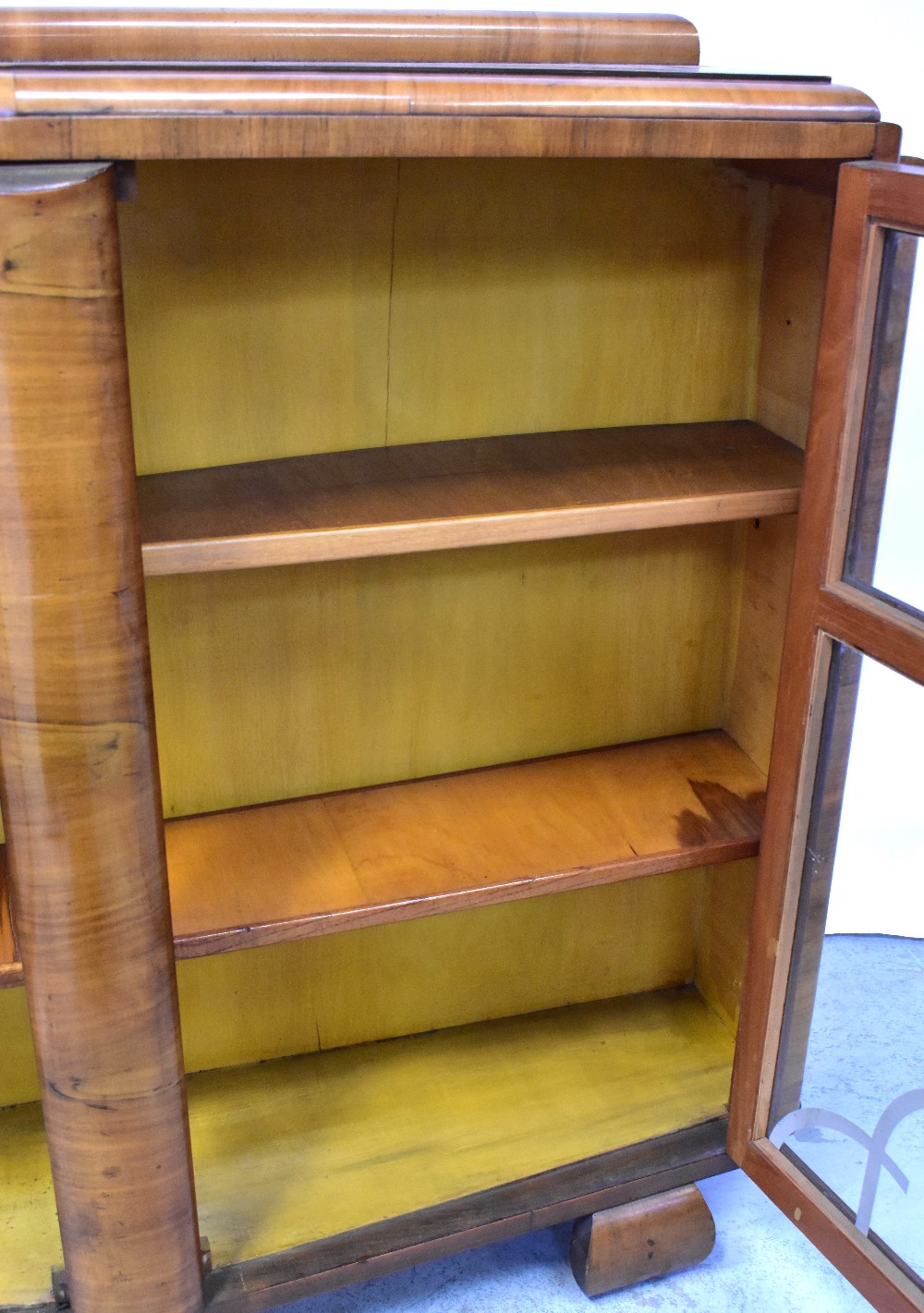 An Art Deco style walnut display cabinet - Bild 4 aus 6