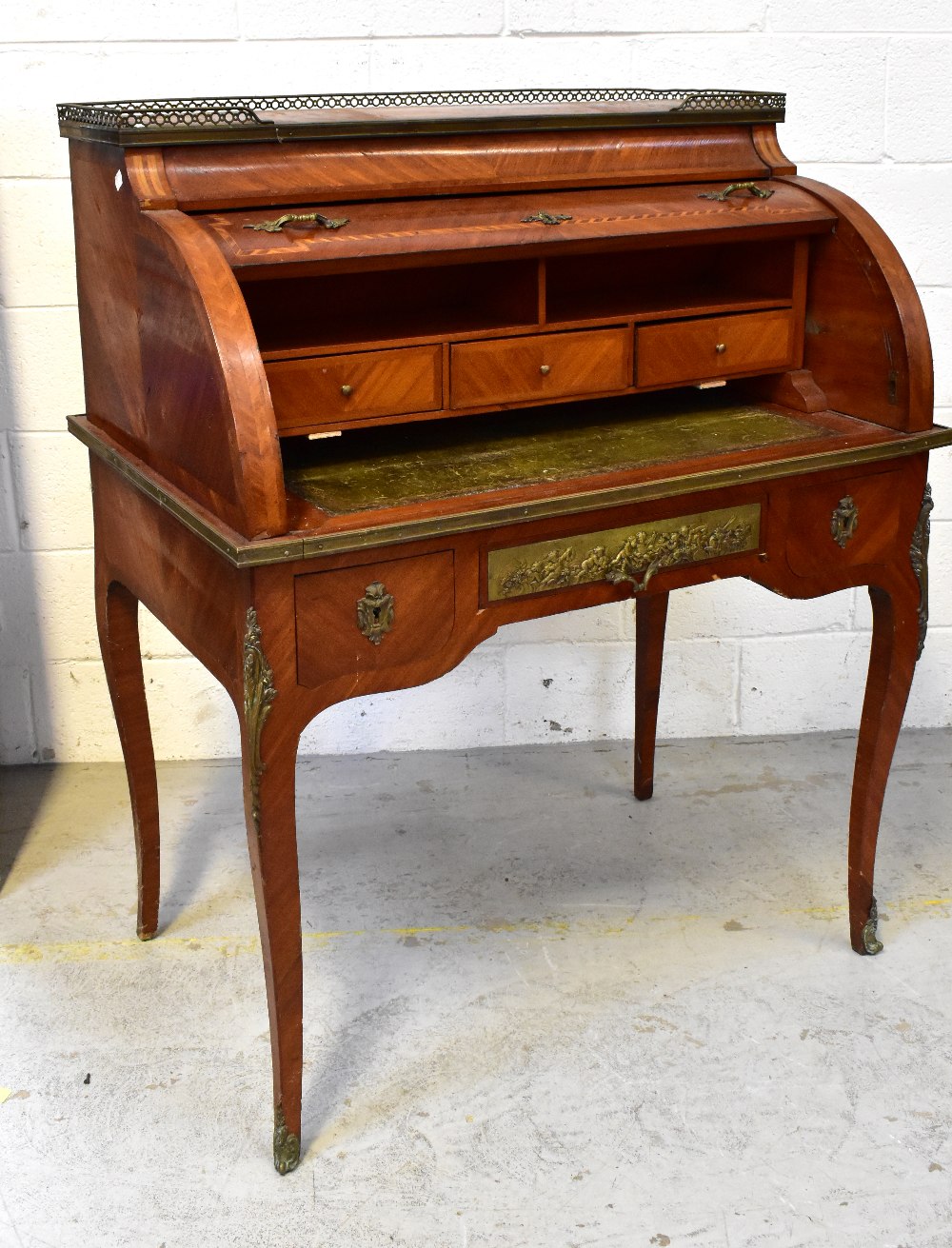 A reproduction mahogany cylinder bureau, - Bild 8 aus 9