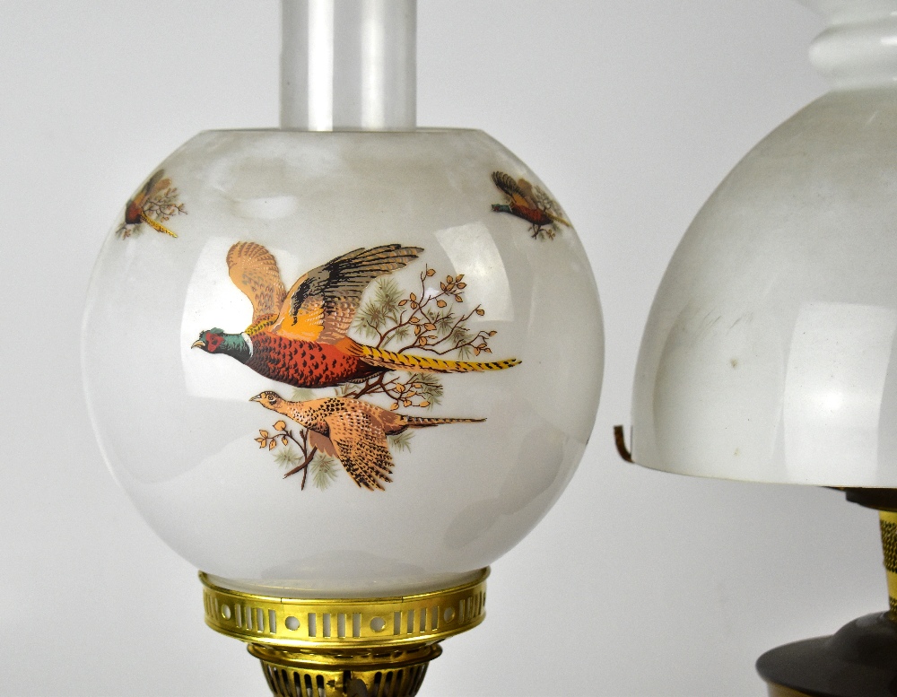 A brass oil lamp with opaque globular sh - Bild 2 aus 2