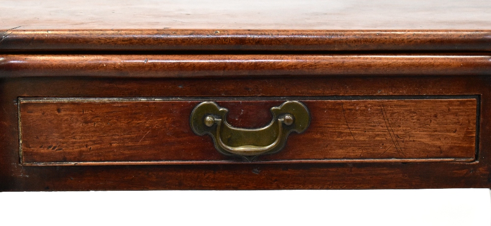 A George II mahogany fold-over tea table - Bild 3 aus 7