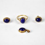 A 9ct yellow gold dress ring set with cabochon lapis lazuli stone within a rope setting, size N,
