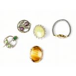 A small quantity of jewellery to include two Scottish-style brooches, two agate brooches, etc.