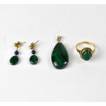 A 9ct yellow gold dress ring set with oval cabochon malachite stone in rope setting, approx 3.