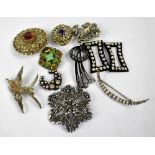 A quantity of vintage jewellery to include animal themed brooches.