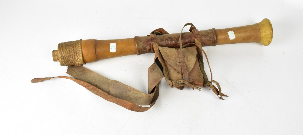 An African carved wooden quiver with leather mounts and straps, length 60cm, - Bild 3 aus 3