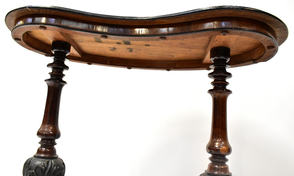 A Victorian rosewood kidney-shaped occasional table with ebonised rim, - Bild 3 aus 4