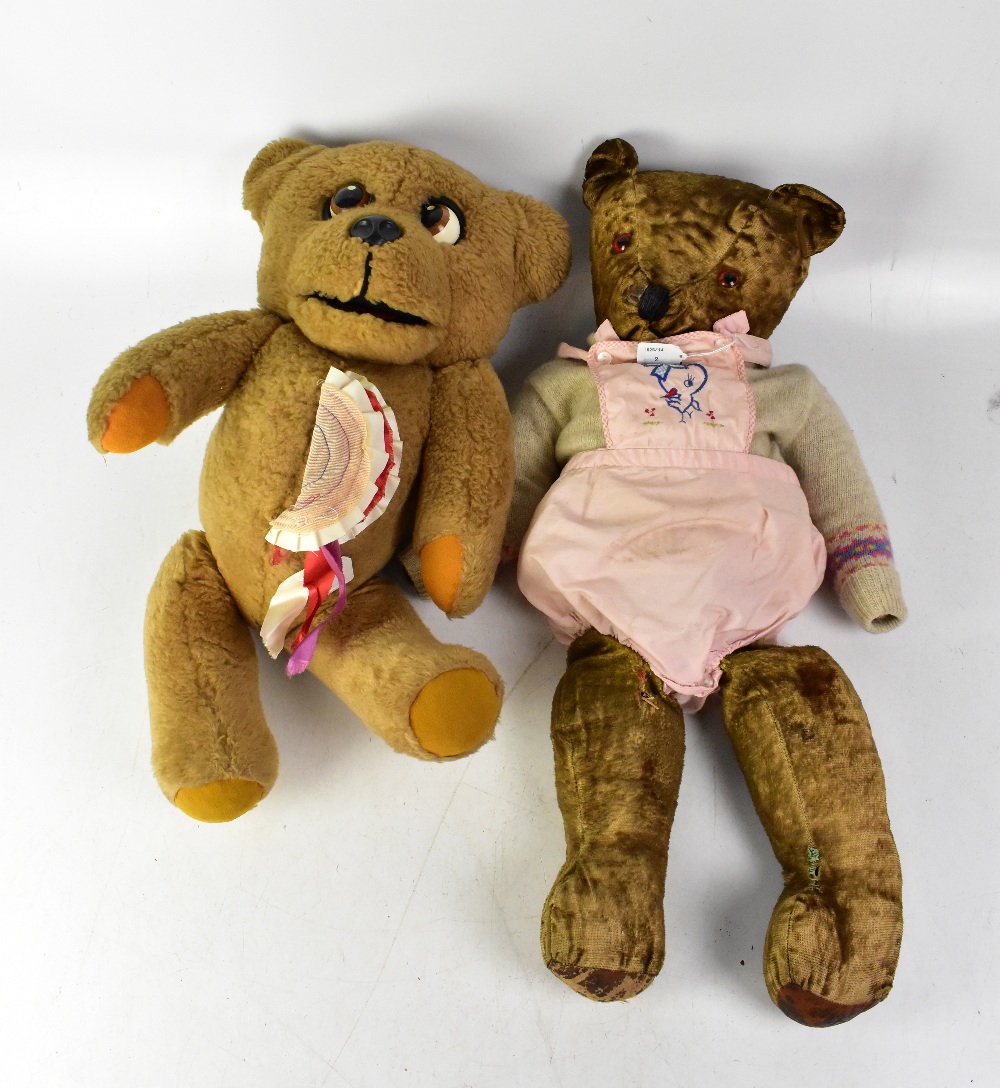 Two vintage teddy bears, to include an early 20th century straw-filled example with glass eyes,
