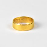 A 9ct yellow gold wedding band, size M, approx 1.4g.