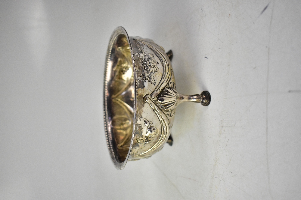 A Georgian hallmarked silver bowl with swag and grape repoussé decoration, to three hooped supports, - Bild 2 aus 3