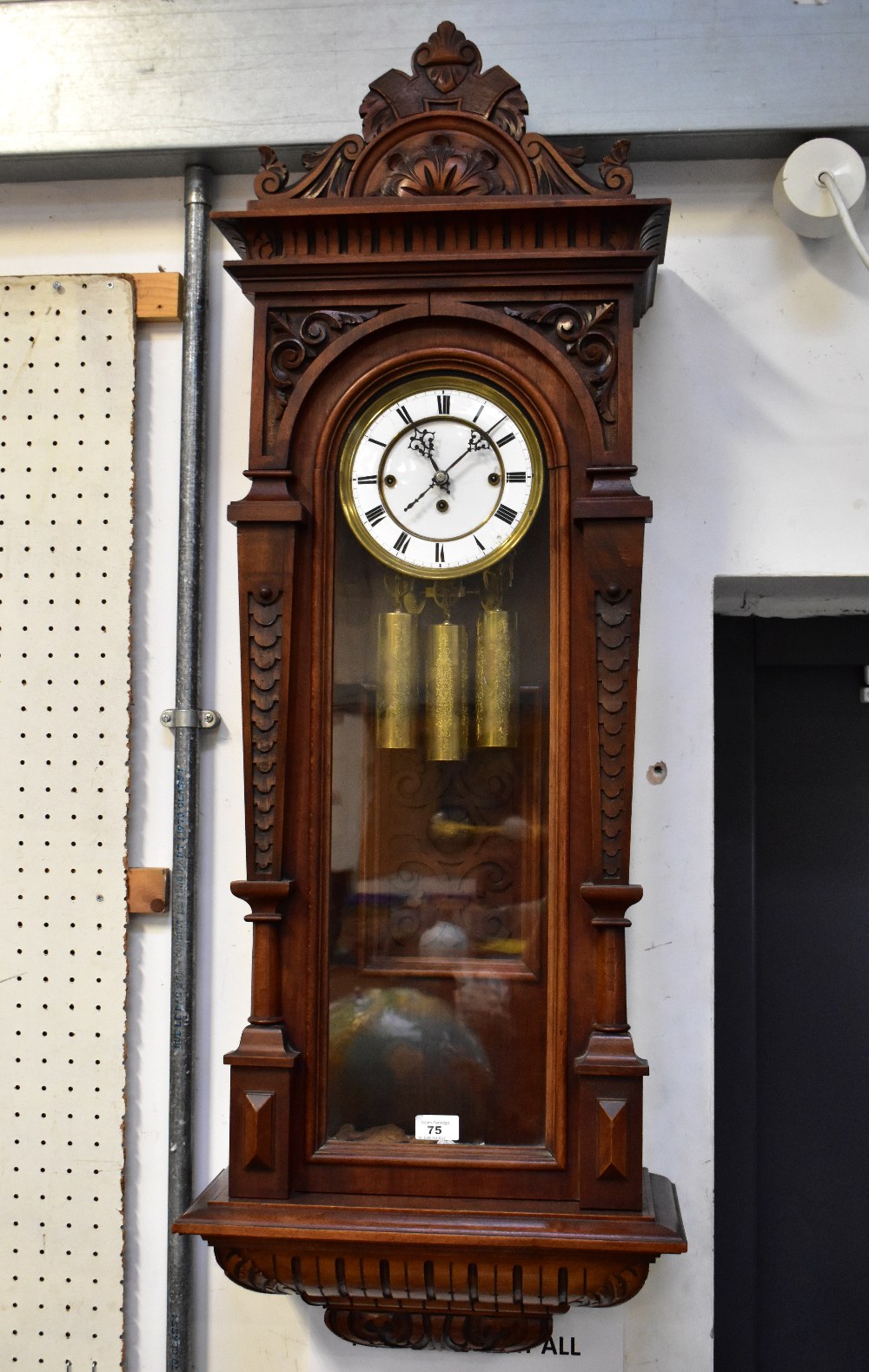 An early 20th century walnut cased triple weight Vienna wall clock, - Bild 2 aus 2