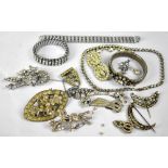 A quantity of vintage jewellery to include six brooches, etc.