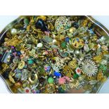 A large quantity of modern and vintage costume jewellery earrings.
