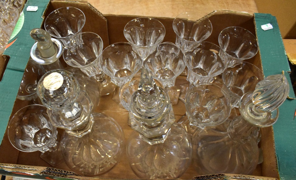 A large quantity of glassware including decanters, drinking glasses, trumpet epergne, etched goblet, - Bild 4 aus 4