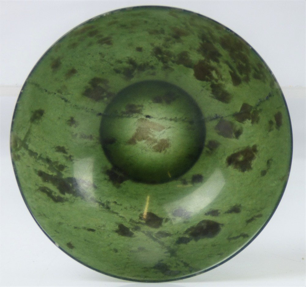 A late 19th/early 20th century set of eleven Chinese spinach jade circular bowls, - Bild 2 aus 2