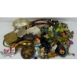 Various items of modern, vintage and possibly antique costume jewellery, to include micromosaic,
