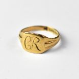 A gentlemen's 9ct gold vintage signet ring with inscribed initials 'GR', size N, approx 2.5g.
