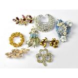Eight various vintage costume brooches (8).