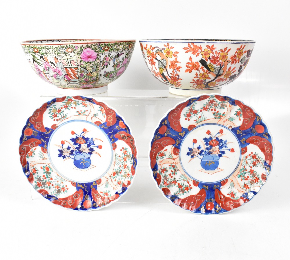 A pair of Japanese Imari palette plates with scalloped rim, diameter 22cm,