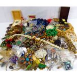 A good quantity of vintage and modern costume jewellery to include earrings, brooches, rings,