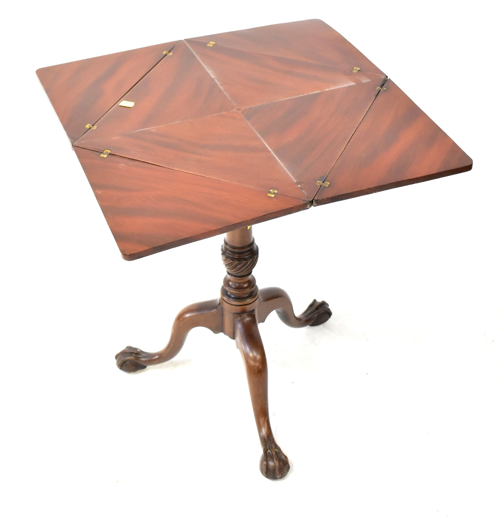 A Victorian mahogany envelope table raised on turned pedestal with three cabriole legs, - Bild 2 aus 3