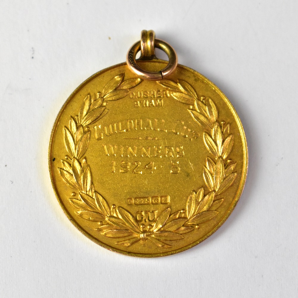 A 9ct gold hallmarked Preston & District Amateur League 'Guildhall Cup Winners 1924-5' prize - Bild 2 aus 2