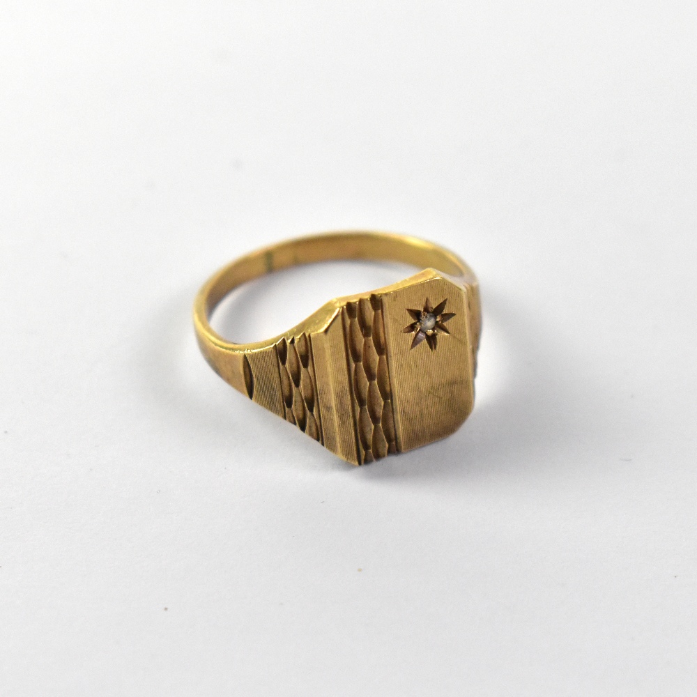 A gentlemen's vintage 9ct gold signet ring with square top,