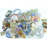 Mixed costume jewellery to include modern and vintage brooches, necklaces, etc,