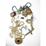 A quantity of vintage jewellery to include brooches, etc.