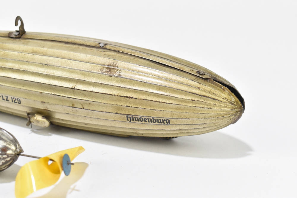 TIPP & CO; a German tinplate clockwork model of the Hindenburg, length 28cm, with a smaller model of - Bild 2 aus 6