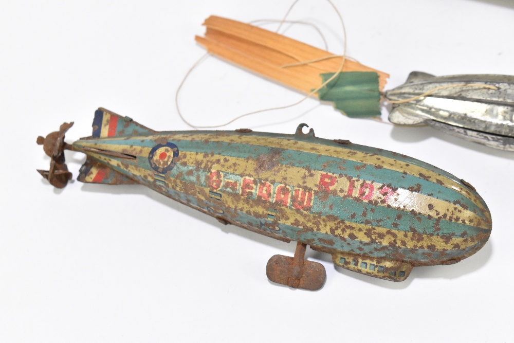 TIPP & CO; a German tinplate clockwork model of the Hindenburg, length 28cm, with a smaller model of - Bild 4 aus 6