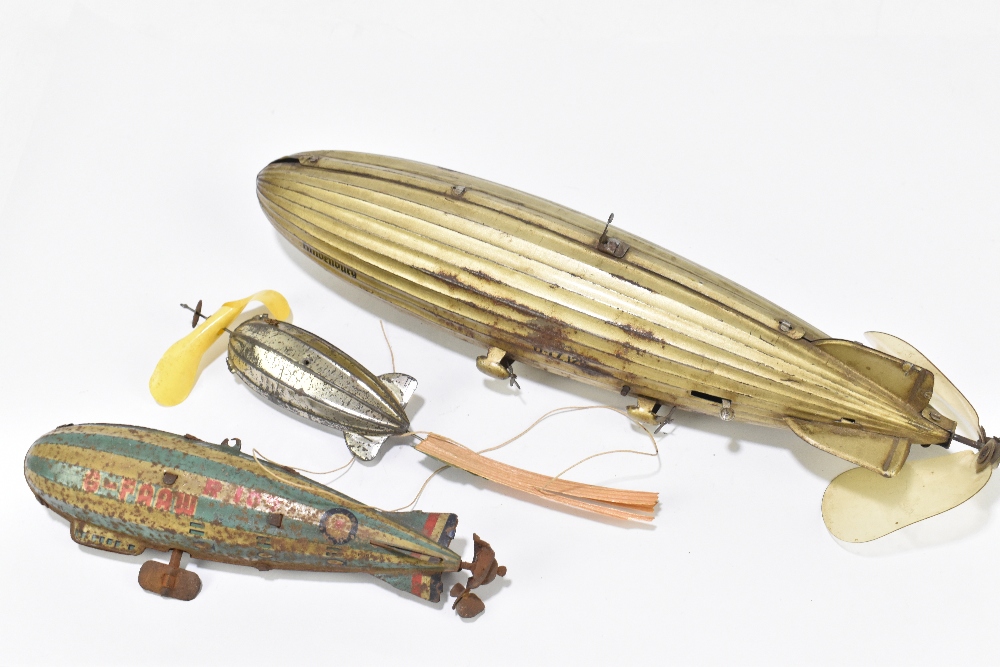 TIPP & CO; a German tinplate clockwork model of the Hindenburg, length 28cm, with a smaller model of - Bild 6 aus 6