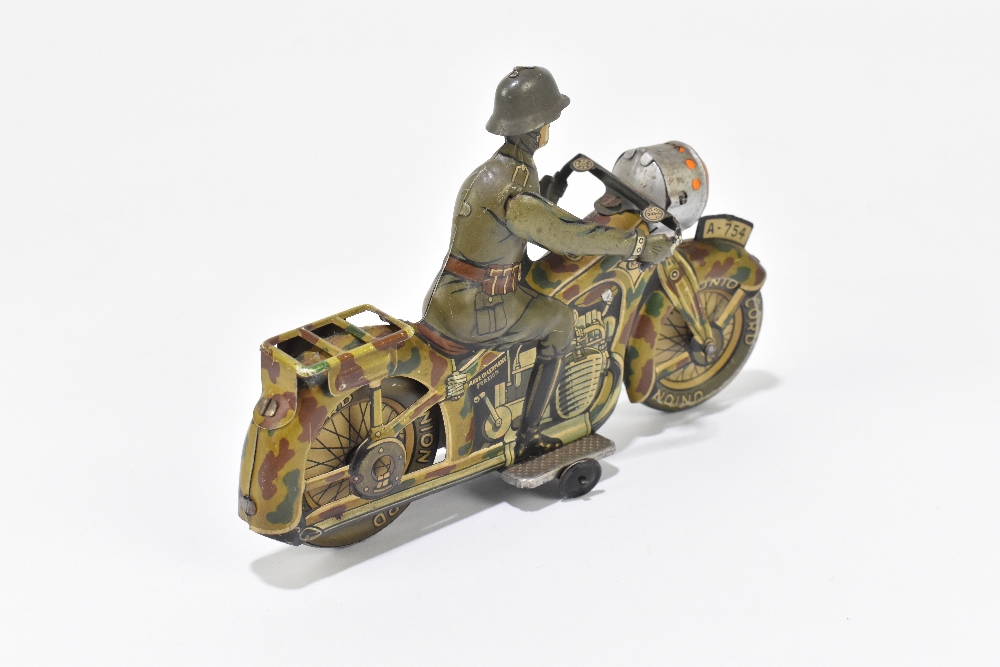 ARNOLD; a 1930s German tinplate clockwork A-754 motorcycle, modelled with a German soldier, length - Bild 3 aus 4