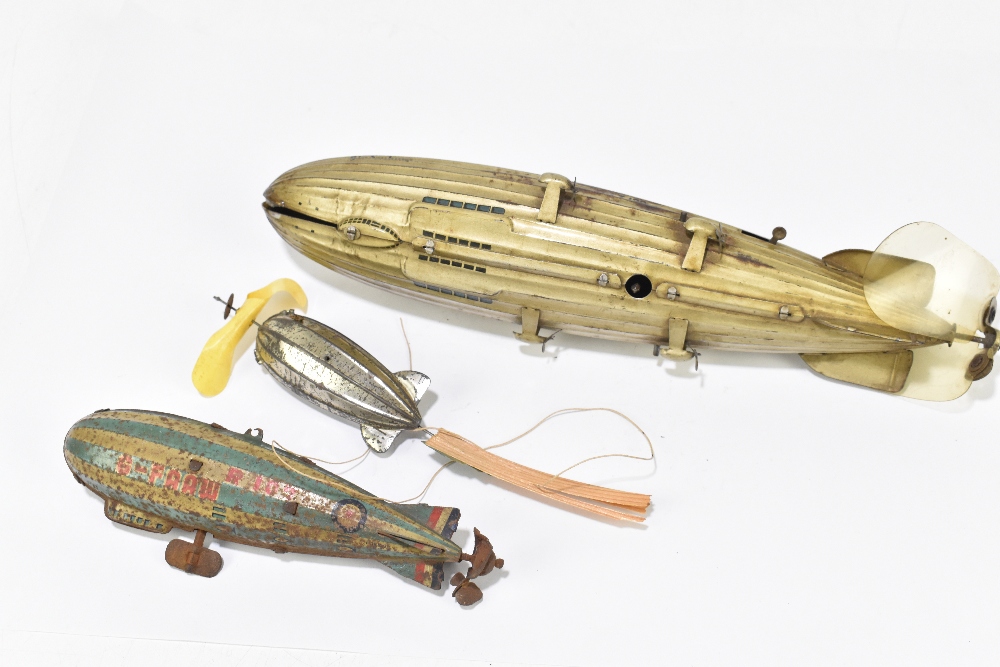 TIPP & CO; a German tinplate clockwork model of the Hindenburg, length 28cm, with a smaller model of - Bild 5 aus 6