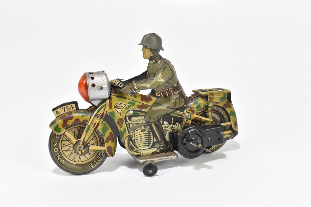 ARNOLD; a 1930s German tinplate clockwork A-754 motorcycle, modelled with a German soldier, length - Bild 2 aus 4
