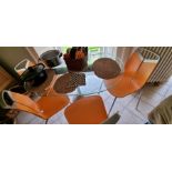 Contemporary glass top kitchen table and chairs - 4 chairs - Gripp, Dexo.it, orange decomo design