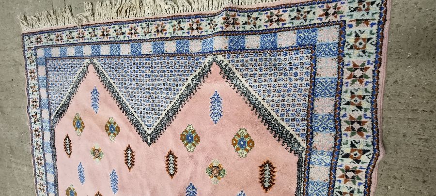 Large rug. Pink and blue. Approx 240 x 180cm. - Image 4 of 5