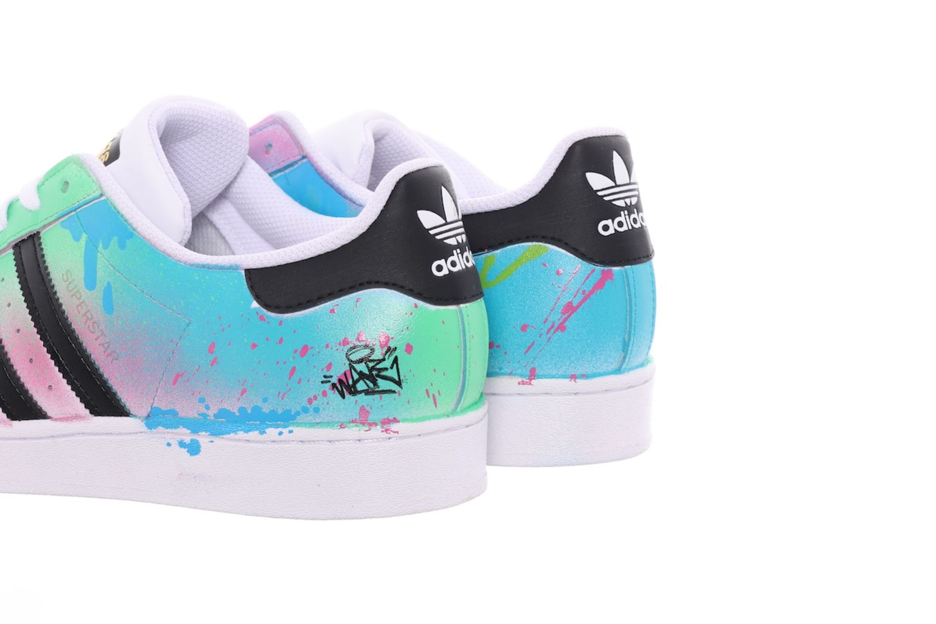 NICE! - A(u)ktion 2022: Adidas-Sneaker gestaltet von Lady Wave - Bild 4 aus 6