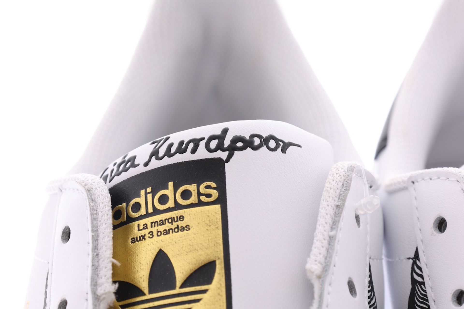 NICE! - A(u)ktion 2022: Adidas-Sneaker gestaltet von Gita Kurdpoor - Bild 3 aus 6