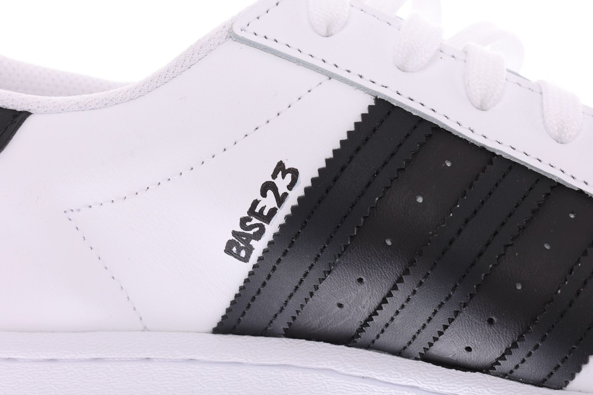 NICE! - A(u)ktion 2022: Adidas-Sneaker gestaltet von Base 23 - Bild 6 aus 6