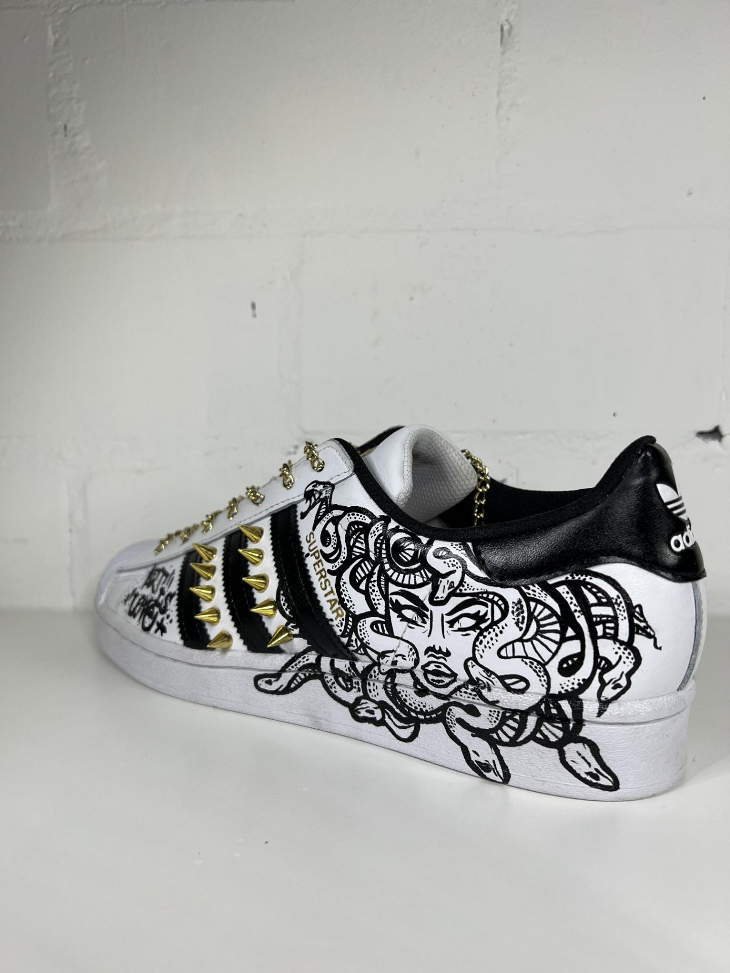 NICE! - A(u)ktion 2022: Adidas-Sneaker gestaltet von Young Blood Berlin - Bild 6 aus 16