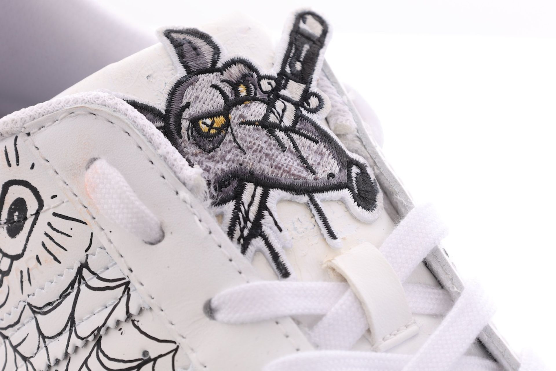 NICE! - A(u)ktion 2022: Adidas-Sneaker gestaltet von Prinz One - Bild 3 aus 6