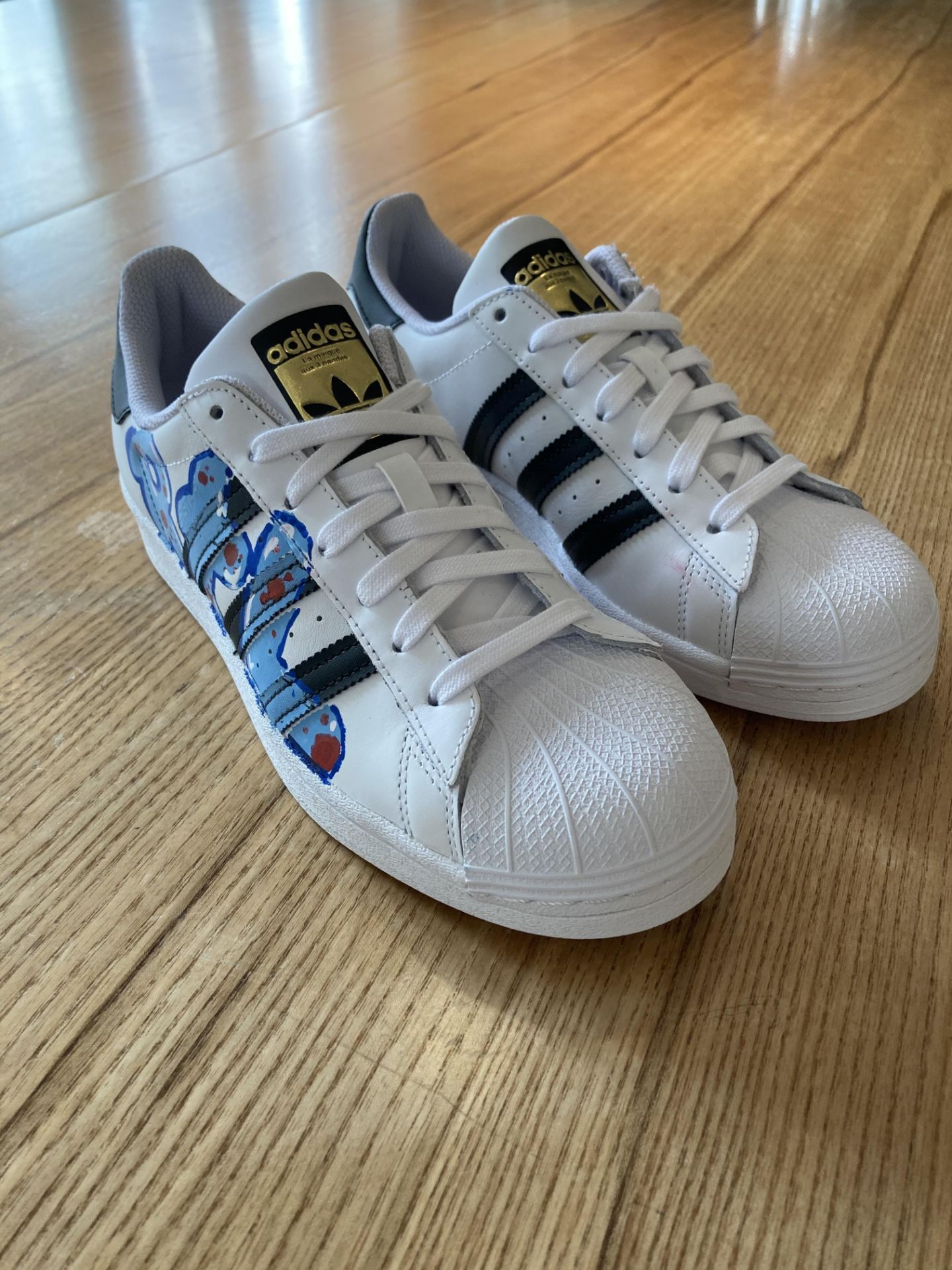 NICE! - A(u)ktion 2022: Adidas-Sneaker gestaltet von RTL Reporterin Maria Neubauer - Bild 3 aus 3