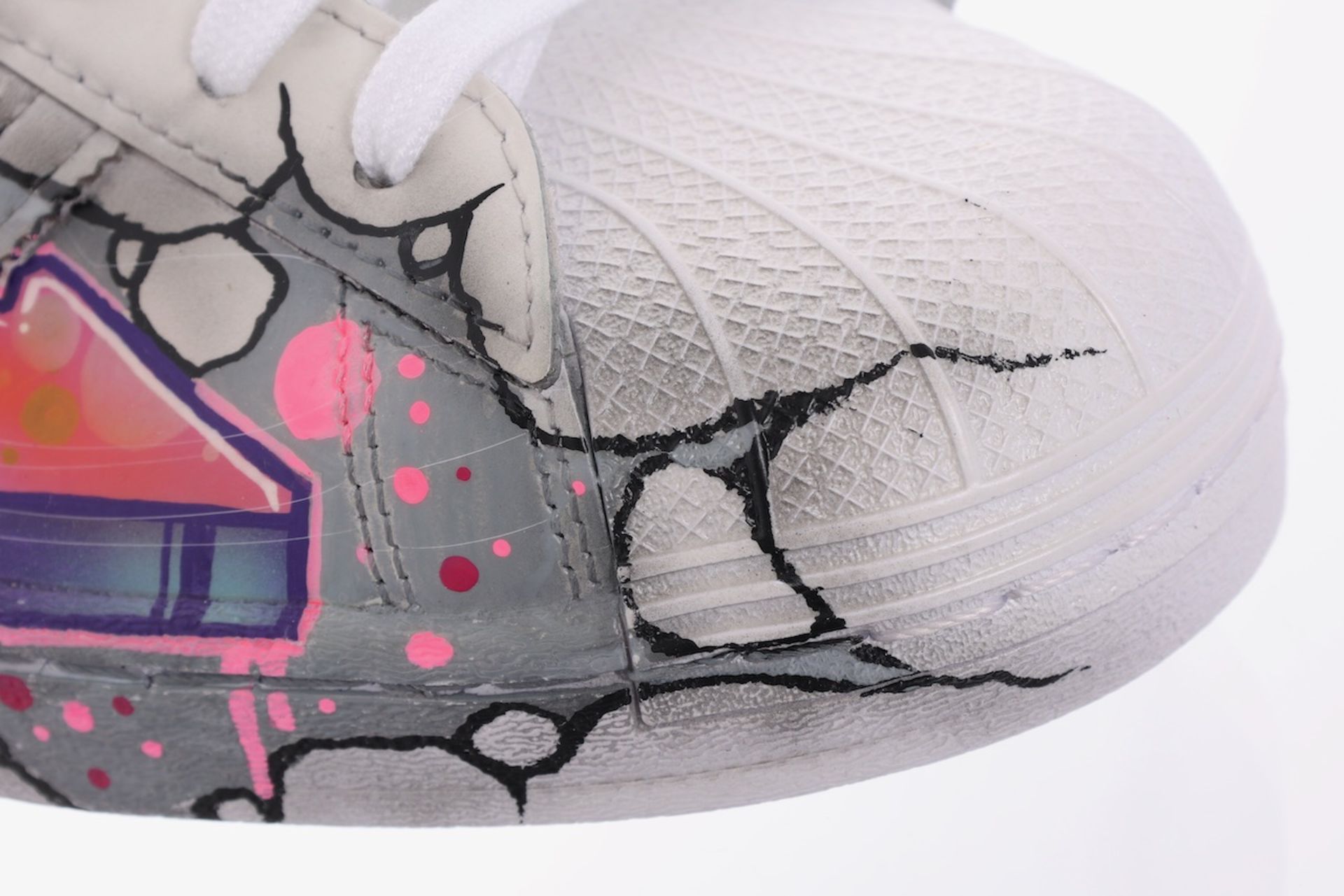 NICE! - A(u)ktion 2022: Adidas-Sneaker gestaltet von Beat Boy Delles 78 - Bild 5 aus 8