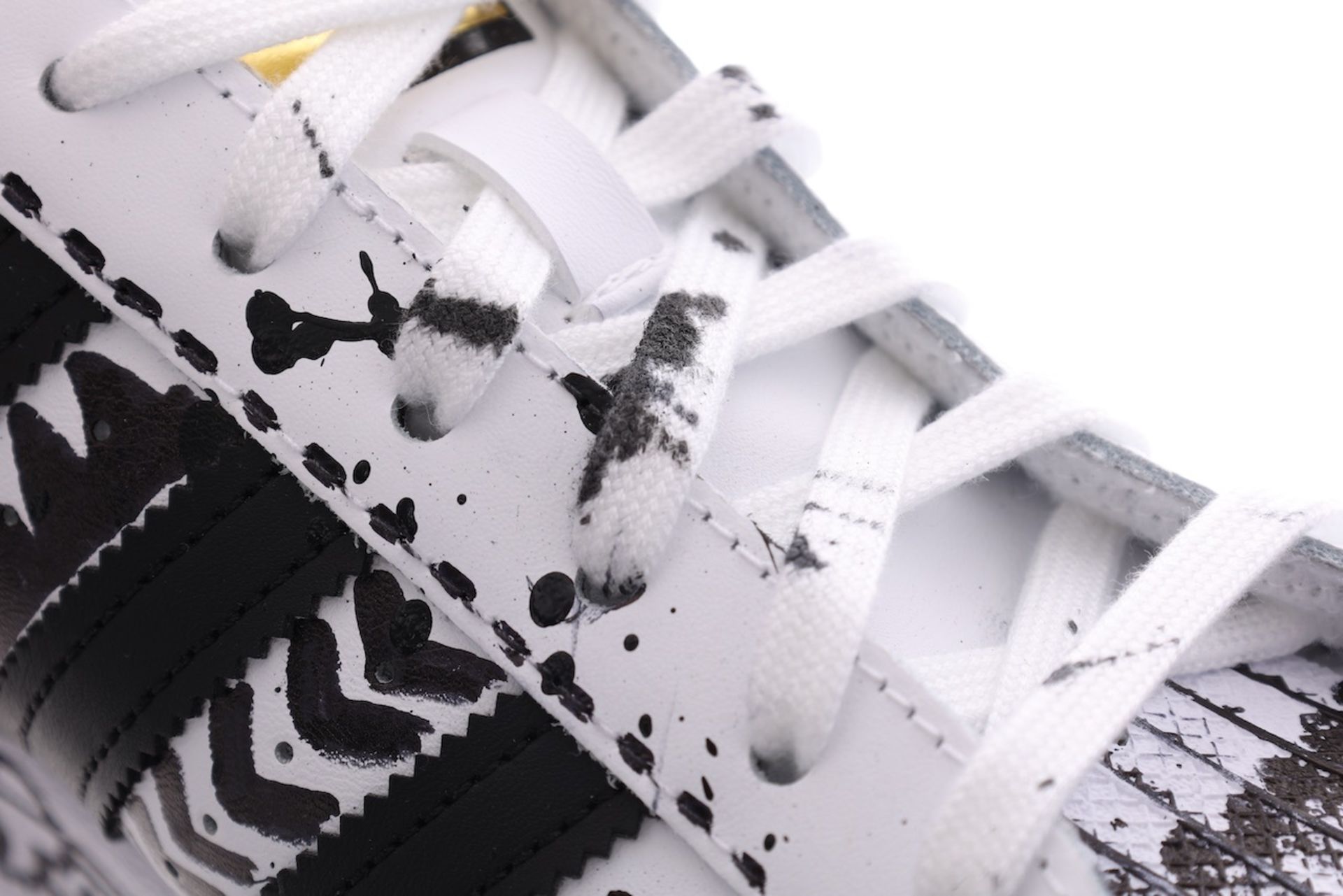 NICE! - A(u)ktion 2022: Adidas-Sneaker gestaltet von ASYL - Bild 4 aus 6