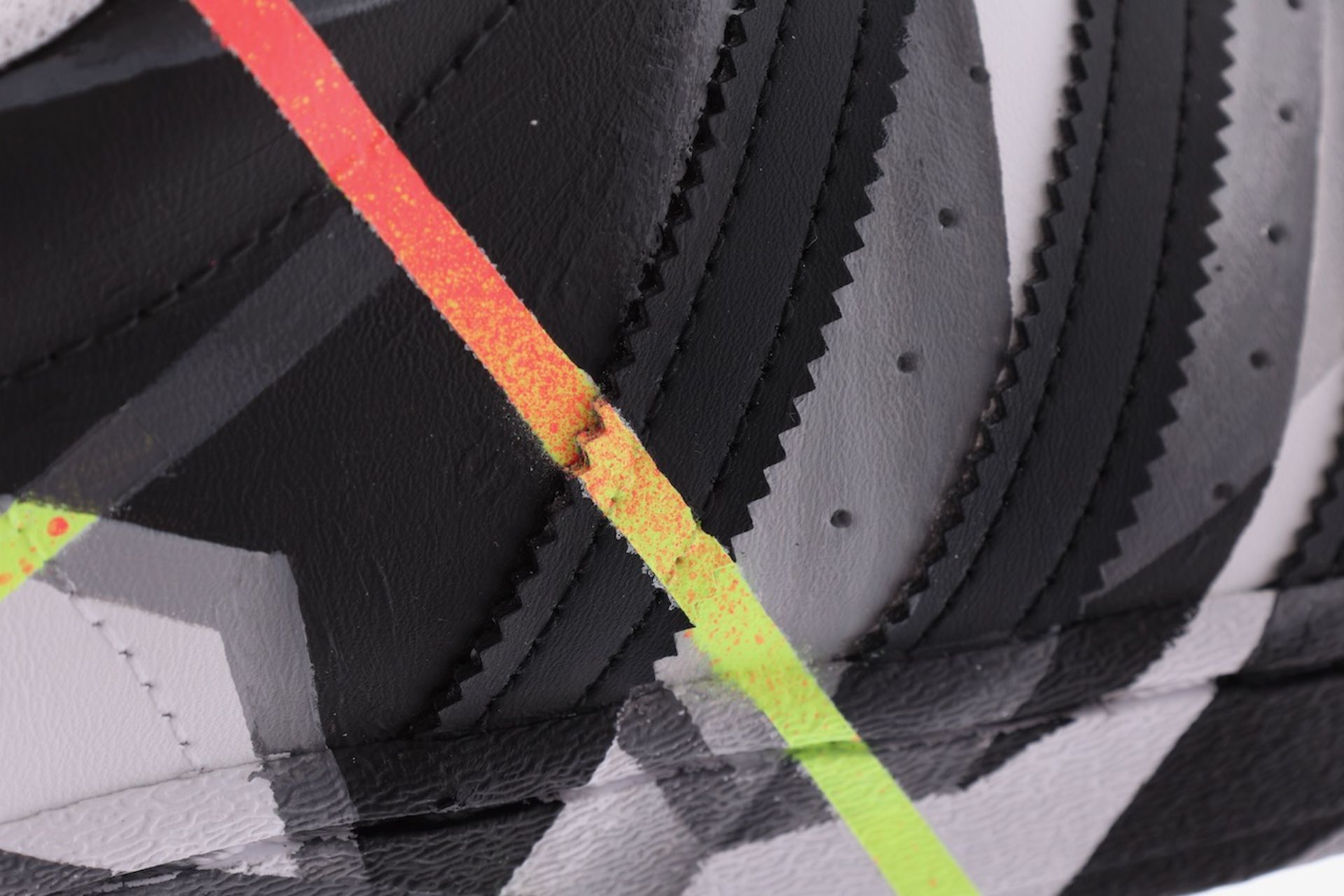 NICE! - A(u)ktion 2022: Adidas-Sneaker gestaltet von Base 23 - Bild 3 aus 6