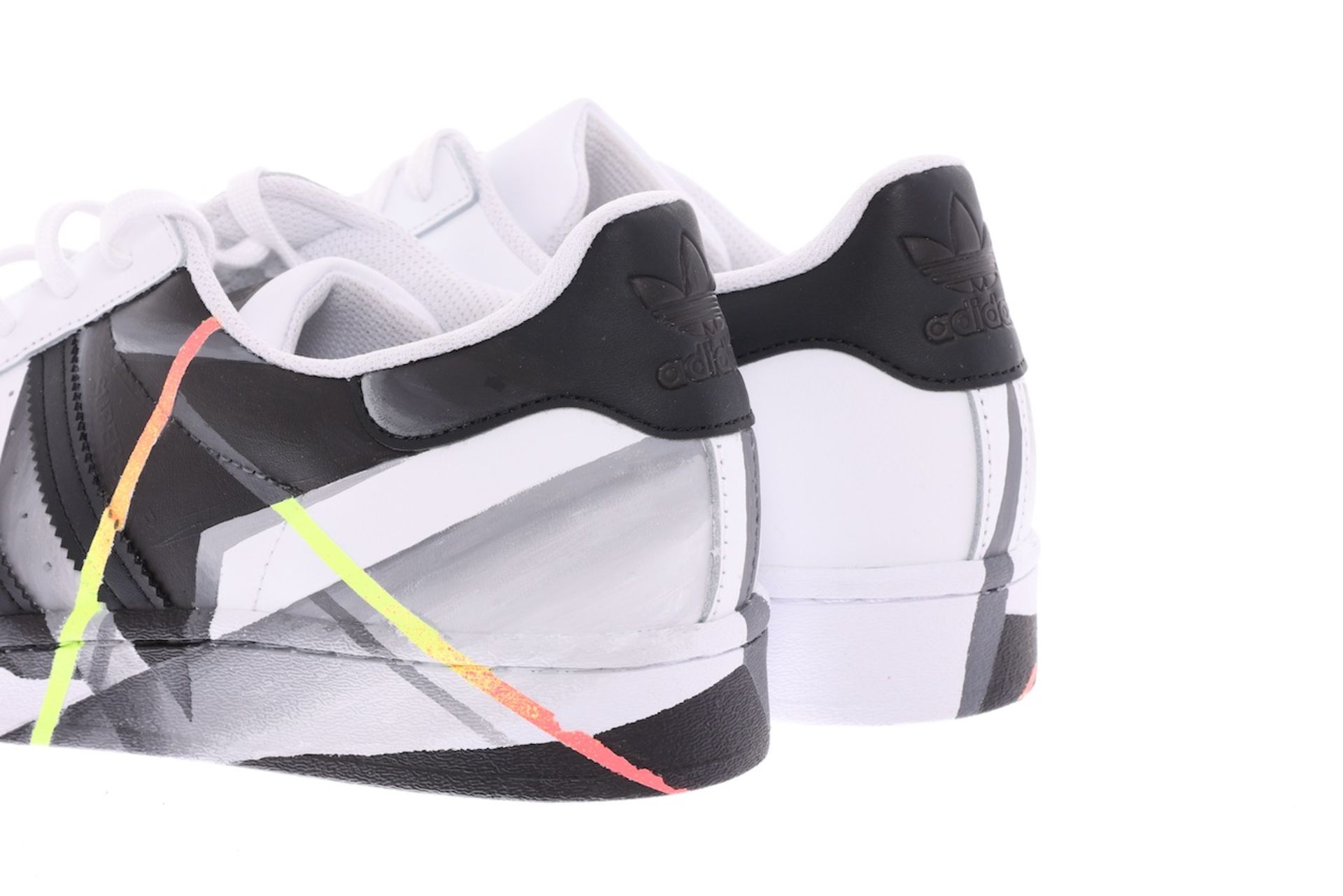 NICE! - A(u)ktion 2022: Adidas-Sneaker gestaltet von Base 23 - Bild 4 aus 6