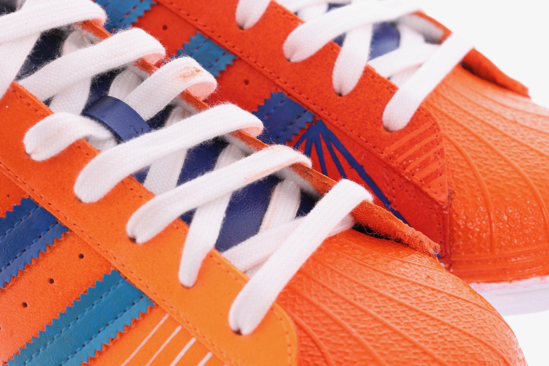 NICE! - A(u)ktion 2022: Adidas-Sneaker gestaltet von Ponsh - Bild 2 aus 6