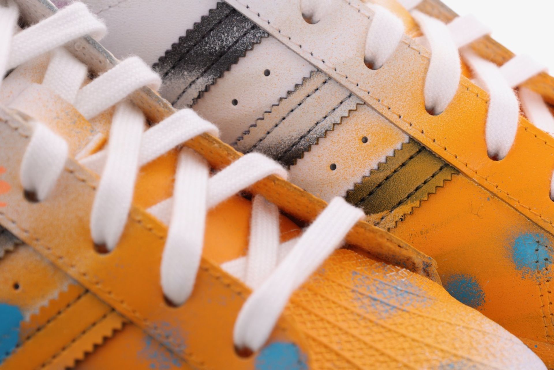 NICE! - A(u)ktion 2022: Adidas-Sneaker gestaltet von BOMBER - Bild 2 aus 6